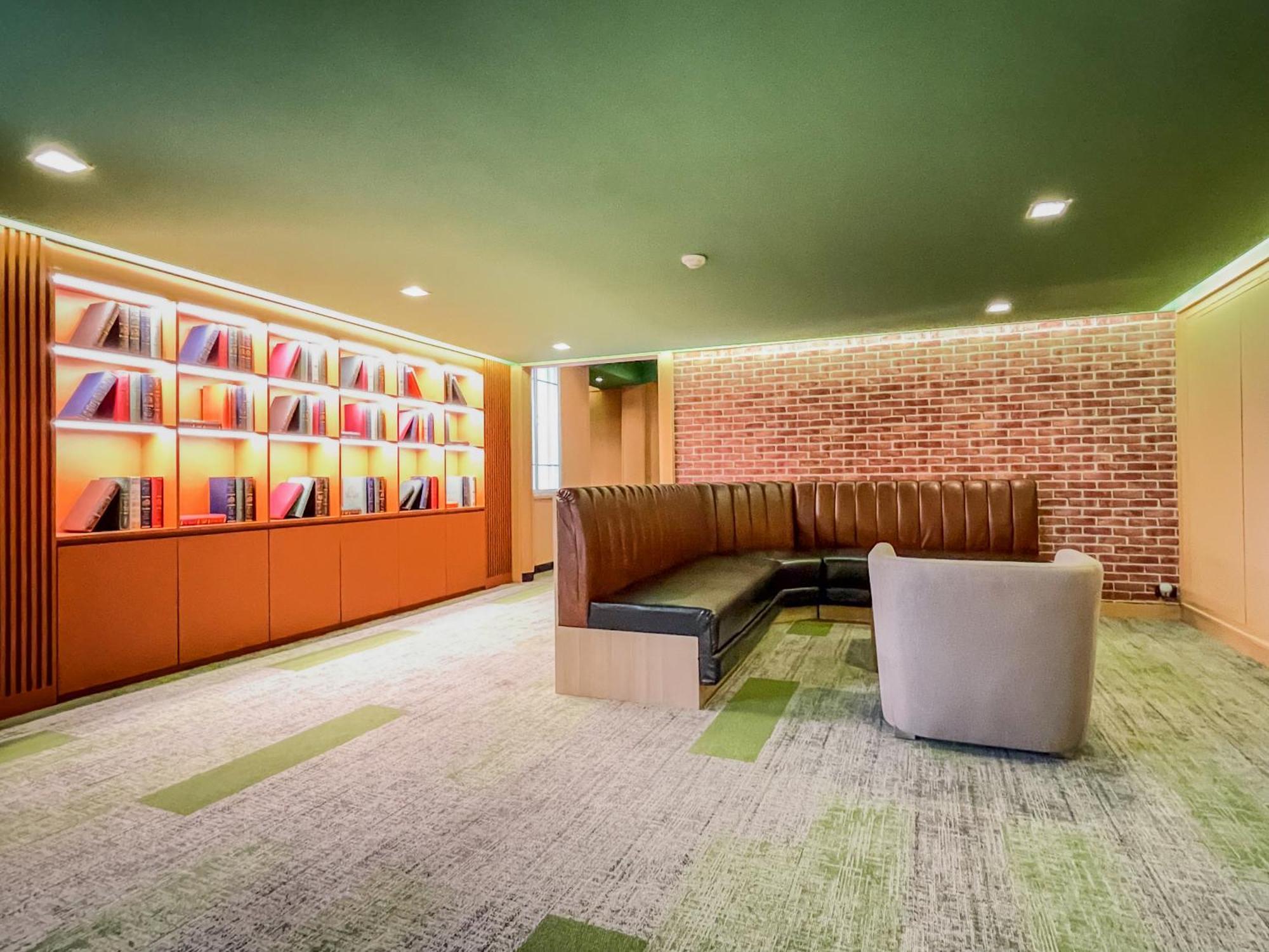 Happihaus Hotel Бангкок Экстерьер фото