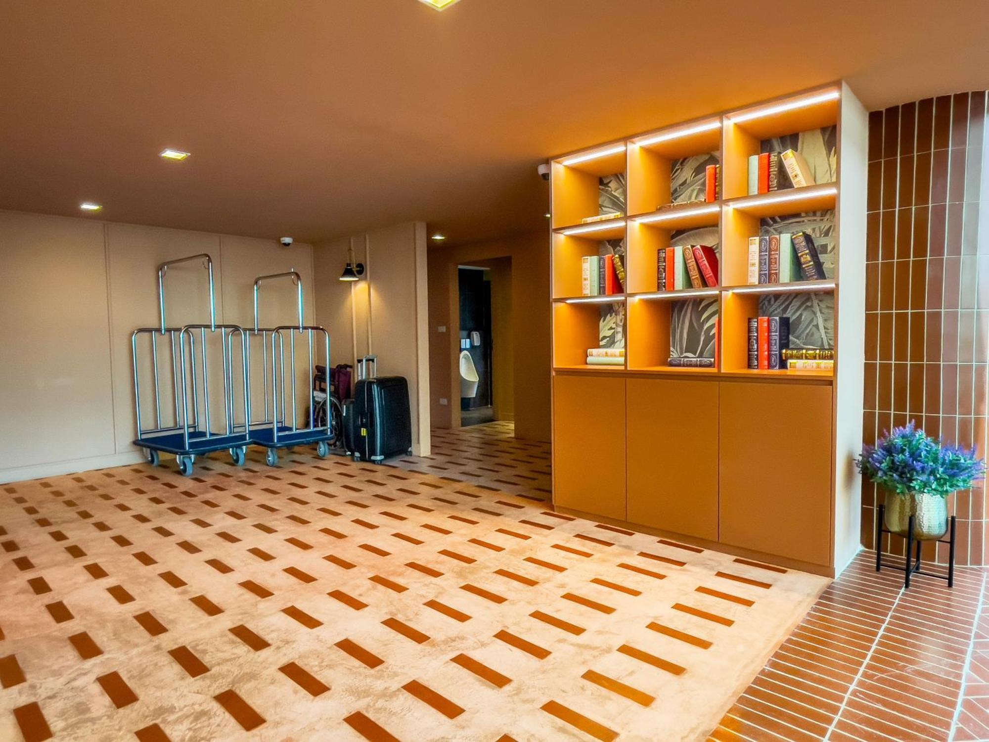 Happihaus Hotel Бангкок Экстерьер фото